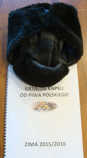 Czapka i katalog.JPG